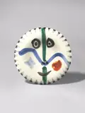 Visage no. 111 by Pablo Picasso, 1963, Runder Teller, weißer Ton, mit Engoben- und Emaillebemalung, glasiert. Durchmesser: 25,5 cm (10 in.); ceramic, Madoura e, sold Dec 2022