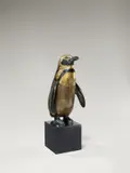 Pinguin by August Gaul, Um 1914, Bronze mit dunkelbrauner Patina, goldtauschiert, auf schwarzen Granitsockel montiert, sold May 2019