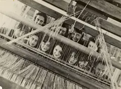 T. Lux Feininger, Webereiklasse hinter einem Webstuhl, Bauhaus Dessau (vorn v.l.n.r.: Lotte Stam-Beese, Anni Fleischmann-Albers, Ljuba Monastirskaja, Rosa Berger, Gunta Stölzl, Otti Berger, Werkmeister Walter Warnke; h, 1927, 2 Vintages. Silbergelatineabzüge