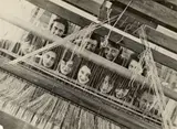 T. Lux Feininger, Webereiklasse hinter einem Webstuhl, Bauhaus Dessau (vorn v.l.n.r.: Lotte Stam-Beese, Anni Fleischmann-Albers, Ljuba Monastirskaja, Rosa Berger, Gunta Stölzl, Otti Berger, Werkmeister Walter Warnke; h