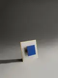 Ohne Titel by Jesús Rafael Soto, 1968, Brosche aus Weiß- und Gelbgold, Lapislazuli und Serigrafie auf Aluminium, sold Nov 2019