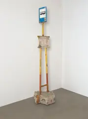 Darren g, Stop, 2007, Gefundenes Busschild, Stahl, Beton, Backstein und Plastik