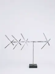 George Rickey, Weathervane, 1976, Edelstahl, beweglich, auf Marmorsockel montiert