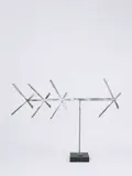 George Rickey, Weathervane, 1976, Edelstahl, beweglich, auf Marmorsockel montiert