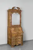 Dresdner Hoftischler, Aufsatzschreibschrank mit Spiegelglas, Um 1720, Nussbaum massiv und Nusswurzelfurnier auf Nadelholz; Bronzebeschläge, vergoldet; Messingschanierbänder und Schlosskästen, vergoldet, graviert; Spiegelglas, facettiert
