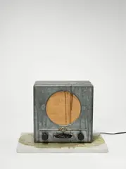Edward Kienholz, Volksempfänger, 1979, Radio, Wachs und Spitzendeckchen auf Marmorplatte