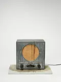 Edward Kienholz, Volksempfänger, 1979, Radio, Wachs und Spitzendeckchen auf Marmorplatte