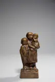 Käthe Kollwitz, Kindergruppe, 1937, Bronze mit brauner Patina. Höhe: 18,8 cm (7 ⅜ in.)