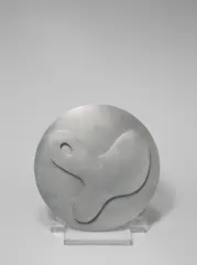 Jean Arp, Composition dans un cercle No. 1, 1962, Aluminiumrelief, auf Acrylglasständer montiert