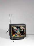 Nam June Paik, MT-TV (Watchman), 1994, Fernseher, Elektrokabel, Antenne und Transformator, teilweise mit Acrylfarbe übermalt