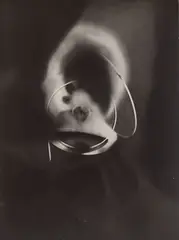 Man Ray, Ohne Titel, 1922, Silbergelatineabzug eines Rayogramms, 1963. Leonar-Papier