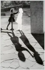 Hans-Peter Feldmann, Zwei Mädchen mit Schatten, 1999, Gelatinesilberabzug