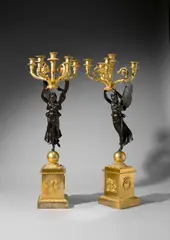 Wohl Pierre-Philippe Thomire, Paar Girandolen mit Victorien – nach Vorlagen von Charles Percier (1764–1838), Um 1805, Bronze, feuervergoldet und schwarz patiniert. Je 77 cm (30 ⅜ in.)