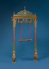 Rajasthan Indisch, Zeremonialschaukel für den Krishna-Kult, Um 1900, Holz, geschnitzt, gefasst; Eisenarmierungen