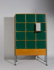Egon Eiermann, Postfachschrank für den Deutschen Bundestag in Bonn, 1968, Nussholz, auf Tischlerplatte furniert, teilweise grün lackiert; Kunststoff; Vierkantstahlrohr, lackiert – Hersteller: wohl Honeta