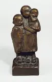 Käthe Kollwitz, Kindergruppe, 1937, Bronze mit brauner Patina. Höhe: 18,8 cm (7 ⅜ in.)