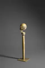 Fritz Koenig, Kleine Kugelkopfsäule I, 1969, Bronze mit goldgelber Patina