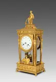 Paris, um 1810, Empire-Pendule mit ägyptisierenden Figuren, Um 1810, Bronze, feuervergoldet - matt und hochglanz; Emailziffernblatt; Glas, geschliffen
