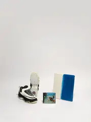 Michel Majerus, Lettin’ off as much as you can, 1997, 3-teilig: Öl auf Leinwand, CD, Turnschuhe in der Größe des Käufers