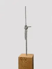 Michael Sailstorfer, Knoten (22), 2010, Aluminiumguss mit Künstlersockel aus Holz