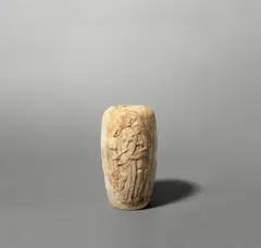 Moissey Kogan, Drei weibliche sitzende Paare I (Vase), Um 1910, Terrakotta