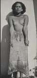 Man Ray, Adrienne mit Waschbrett, 1938, Vintage. Silbergelatineabzug. Rückseitig mit Klebestreifen unter Original-Passepartoutmaske montiert