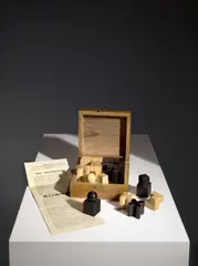 Josef Hartwig, Bauhaus-Schachspiel – Modell: XVI mit Kasten, 1924, Holz, teilweise gebeizt; Messingverschluss – Hersteller: Bauhaus Weimar