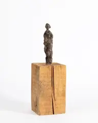 Thomas Lehnerer, Ohne Titel, Bronze mit brauner Patina, auf Holzsockel montiert. Höhe (mit Sockel): 50 cm (19 ⅝ in.)