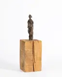Thomas Lehnerer, Ohne Titel, Bronze mit brauner Patina, auf Holzsockel montiert. Höhe (mit Sockel): 50 cm (19 ⅝ in.)