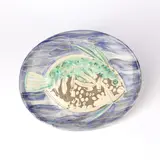 Pablo Picasso, Poisson bleu, 1953, Weißer Ton mit Engobenbemalung, teilweise geritzt und glasiert; ceramic, Madoura edition