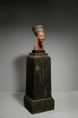 Tina Haim, Nofretete – Kopie nach dem Original von 1353/1336 v. Chr. des Ägyptischen Museums zu Berlin. Zwischen 1947 und 1957, Gips, farbig gefasst; Holz / Holzsockel, gefasst, teilweise vergoldet