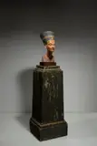 Tina Haim, Nofretete – Kopie nach dem Original von 1353/1336 v. Chr. des Ägyptischen Museums zu Berlin. Zwischen 1947 und 1957, Gips, farbig gefasst; Holz / Holzsockel, gefasst, teilweise vergoldet