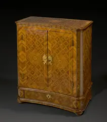 Mannheimer Hoftischler, Schränkchen mit konkaver Front und Rauten-Marketerie, Um 1730, Walnußmarketerie auf Nadelholz; feuervergoldete Schlüsselschilder, Schlüssel
