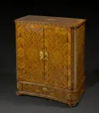 Mannheimer Hoftischler, Schränkchen mit konkaver Front und Rauten-Marketerie, Um 1730, Walnußmarketerie auf Nadelholz; feuervergoldete Schlüsselschilder, Schlüssel