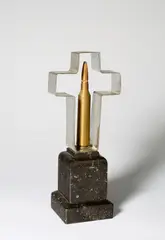 Edward und Nancy Kienholz, Blech und Patronenhülse auf Granitsockel, Höhe (mit Sockel): 16,5 cm (6 ½ in.)