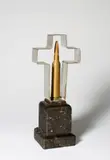 Edward und Nancy Kienholz, Blech und Patronenhülse auf Granitsockel, Höhe (mit Sockel): 16,5 cm (6 ½ in.)