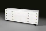 Tommi Parzinger, Dresser als Sideboard, Um 1960, Eiche, lackiert; Messingbeschläge – Hersteller: Parzinger Originals