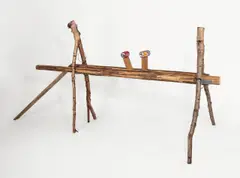 Andreas Slominski, Marderfalle, 1998, Holz, Drahtschlinge und Getränkedosen