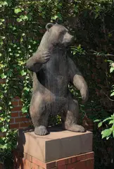 Volkmar Oellermann, Großer stehender Bär, 1991, Bronze mit bräunlicher Patina. Höhe: 111 cm (43 ¾ in.)