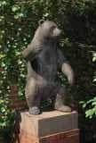 Volkmar Oellermann, Großer stehender Bär, 1991, Bronze mit bräunlicher Patina. Höhe: 111 cm (43 ¾ in.)