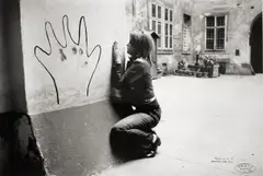 Valie Export, Konfiguration mit schwarzer Hand, 1972, Vintage. Silbergelatineabzug mit Einzeichnung in schwarzer Farbe (Hand)