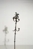 Bronze mit schwarzer Patina; Eisen by Volk der Soninke Westafrikanisch, Höhe: 104 cm (Aufsatz 12,5 cm) (41 in. (Aufsatz 4 ⅞ in.)), sold Nov 2019
