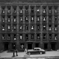 Girls in the Windows, New York City by Ormond Gigli, 1960, C-Print auf Silberpapier, sold Dec 2020