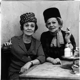Two ladies at the automat, N.Y.C by Diane Arbus, 1966, Silbergelatineabzug von Neil Selkirk, 1980, sold May 2014