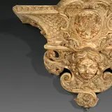 Paris, um 1810, Konsole aus königlich französischem Umfeld - console d'applique, Um 1700, Eiche, geschnitzt, gefaßt; Reste der ursprünglichen Vergoldung; Eisenhalterungen