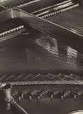 Aenne Biermann, Einblick in ein Klavier, Um 1927, Vintage. Silbergelatineabzug