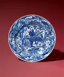 Kangxi-Periode Chinesisch, Exportporzellan: Teller mit einer Szene nach Nicolas Bonnart I. (um 1637–1718) aus Jingdezhen (Provinz Jiangxi), Um 1700, Porzellan mit kobaltblauer Unterglasurmalerei. Ø 33,7 cm (13 ¼ in.)