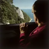 Andreas Mühe, Viktoriasicht am Kreidefelsen“, aus der Serie „A.M. – Eine Deutschlandreise“, 2013, C-Print