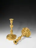 Juste-Aurèle Meissonnier, Paar Kerzenständer mit vegetabilen Motiven, Um 1735, Bronze, gegossen, ziseliert, feuervergoldet. Je 32,5 cm; Ø 17,5 cm (12 ¾ in.; Ø 6 ⅞ in.)