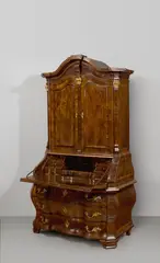 Berlin, Friderizianischer Pultschreibschrank – Meisterstück, Um 1760, Eiche massiv, Nußholz massiv, auf Eiche furniert, vergoldet; Bronzebeschläge, feuervergoldet